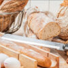 broodmes met stokbrood plank